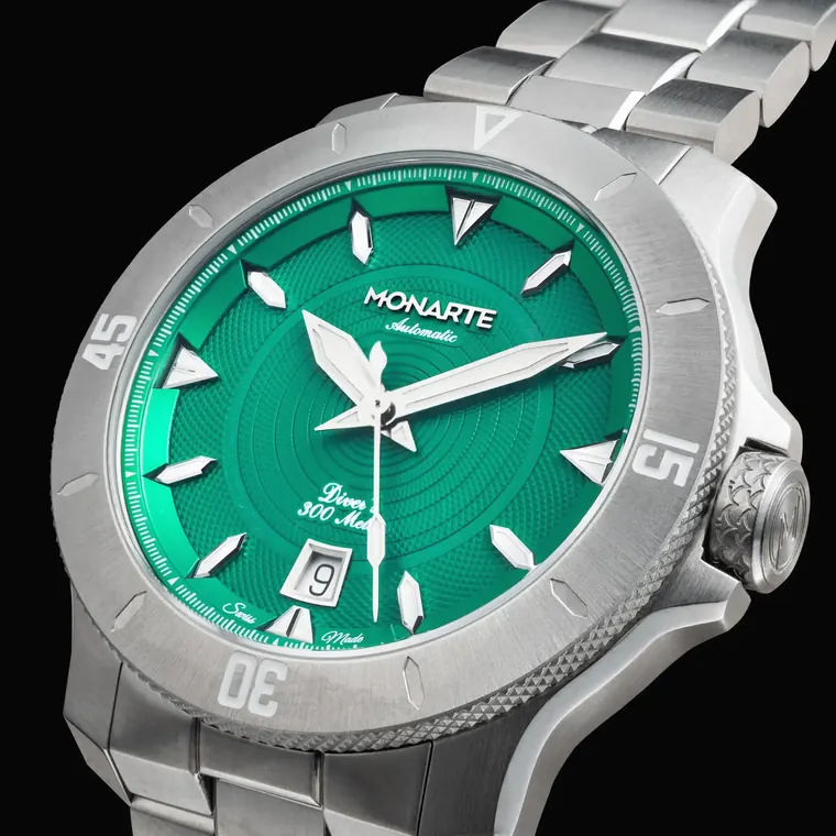 Monarte Squid, three-quarter view of the dial, bezel, crown and bracelet