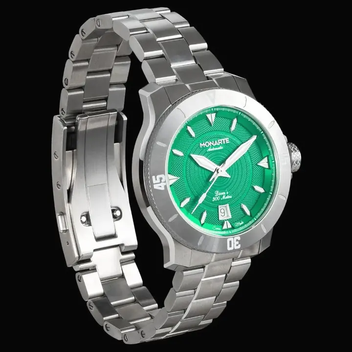 Monarte Squid Green, on its bracelet